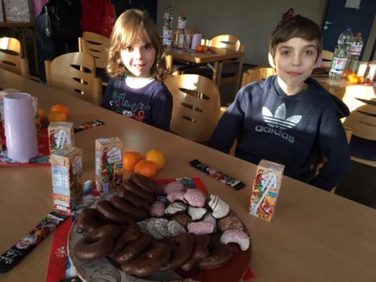 Kinder am Tisch