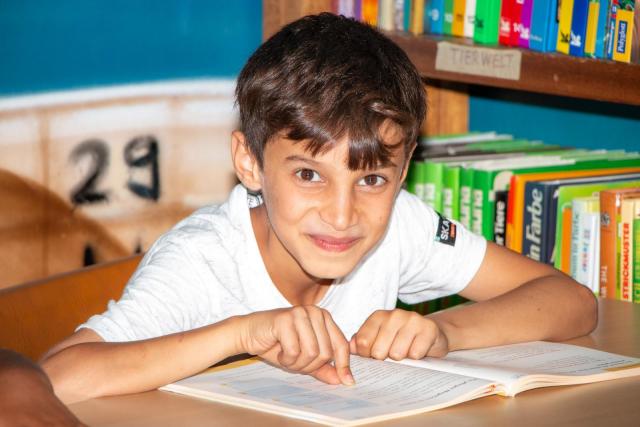 Junge lernt fleißig für die Schule