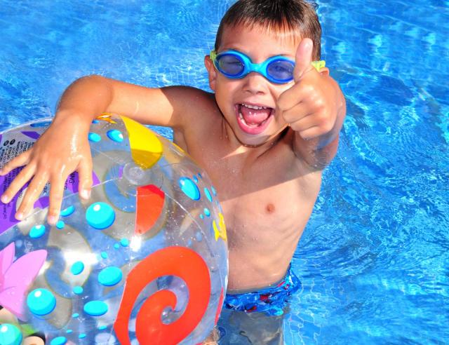 Junge hat Spaß beim Schwimmen lernen