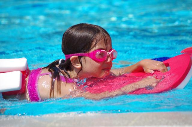 Mädchen lernt schwimmen