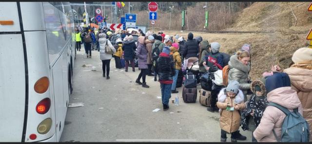Ukrainische Kriegsflüchtlinge warten auf einen Bus