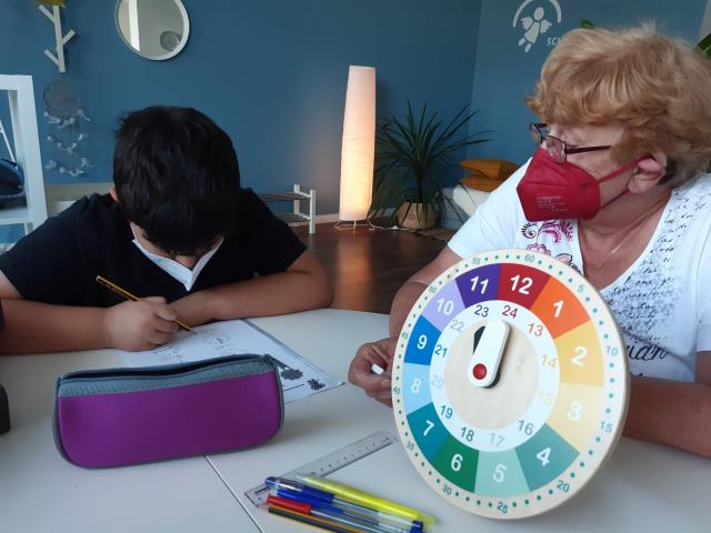 Kind und Lehrerin bei der Nachhilfe