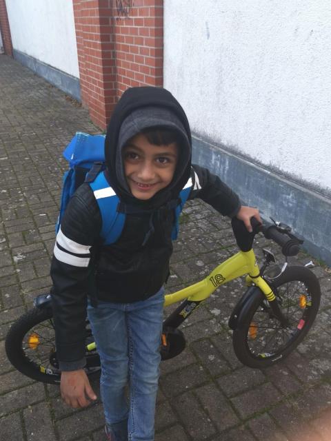 LernEngel-Kind mit dem gespendeten Fahrrad ein Junge mit seinem Fahrrad