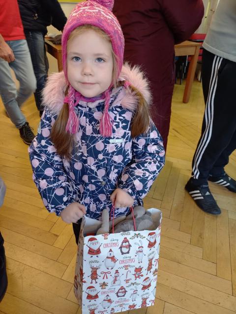 Ein Mädchen mit einem Sternenpäckchen Mädchen mit einer Geschenktüte in der Hand