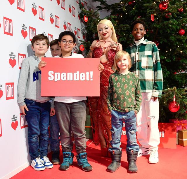 Katja Krasavice mit unseren Schutzengel-Kindern auf dem roten Teppich Katja Krasavice mit unseren Schutzengel-Kindern auf dem roten Teppich