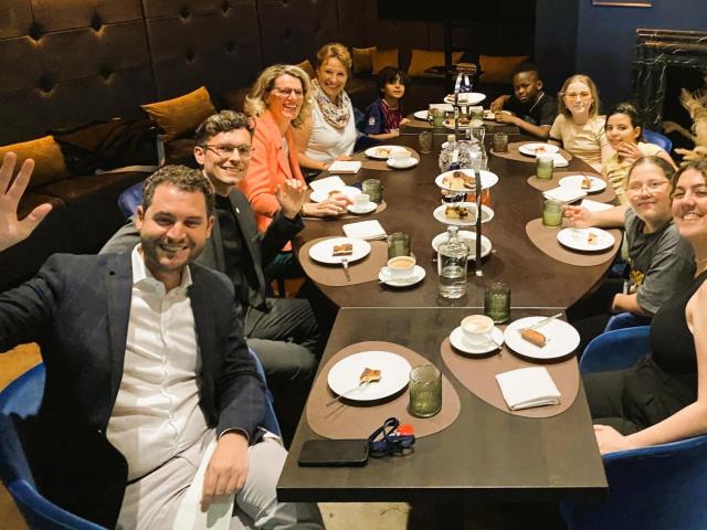 Unsere Kinder wurden mit köstlichem Kuchen verwöhnt Kinder im Restaurant HERITAGE Hotel Luc