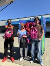 Schutzengel-Kinder holen eine Sachspende bei Amazon ab