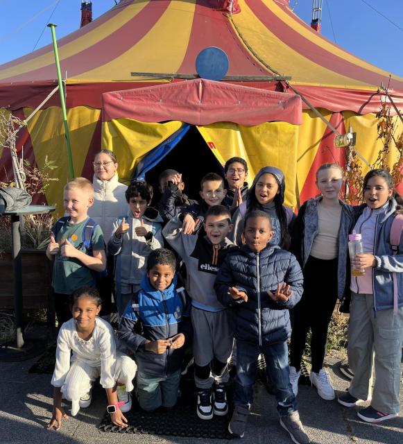 Unsere stolzen Kinder nach der Aufführung vor dem Zirkus CABUWAZI Kindergruppe vor dem Zirkus CABUWAZI