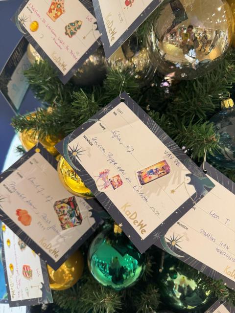 Wunschbaum im KaDeWe Karten mit Wünschen von Kindern zu Weihnachten an einem Wunschbaum im KaDeWe