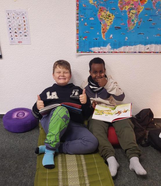 zwei Jungs lesend bei einem sozialen Nachhilfeprojekt