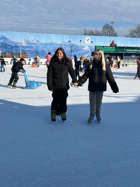 zwei Mädchen beim Schlittschuhfahren auf der Eisbahn Lankowitz