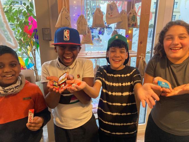 vier Kinder, die einen Adventskalender am 1. Dezember öffnen