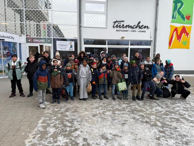 eine Gruppe von Kindern vor dem Erlebnisbad TURM in Oranienbrug