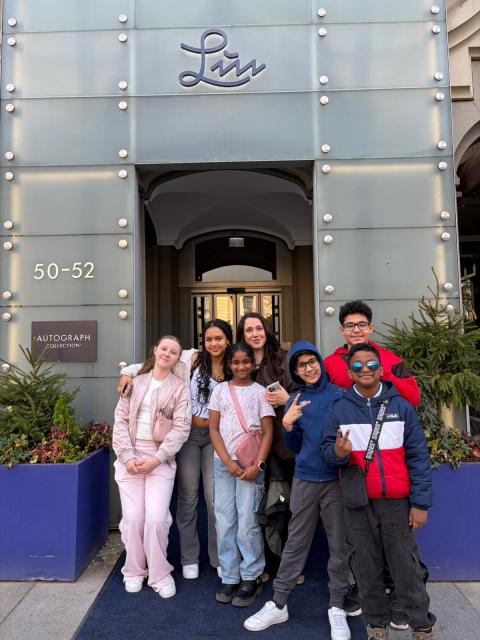 eine Gruppe von Kindern vor dem Hotel Luc am Gendarmenmarkt in Berlin
