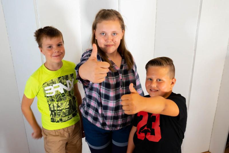 Unsere Schutzengel-Kinder bedanken sich für Ihre Unterstützung! Kinder zeigen Daumen hoch