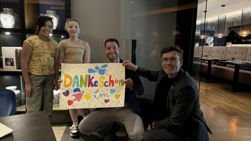 Unsere Kids bedanken sich Kinder überreichen ein Bild an das Hotel Luc