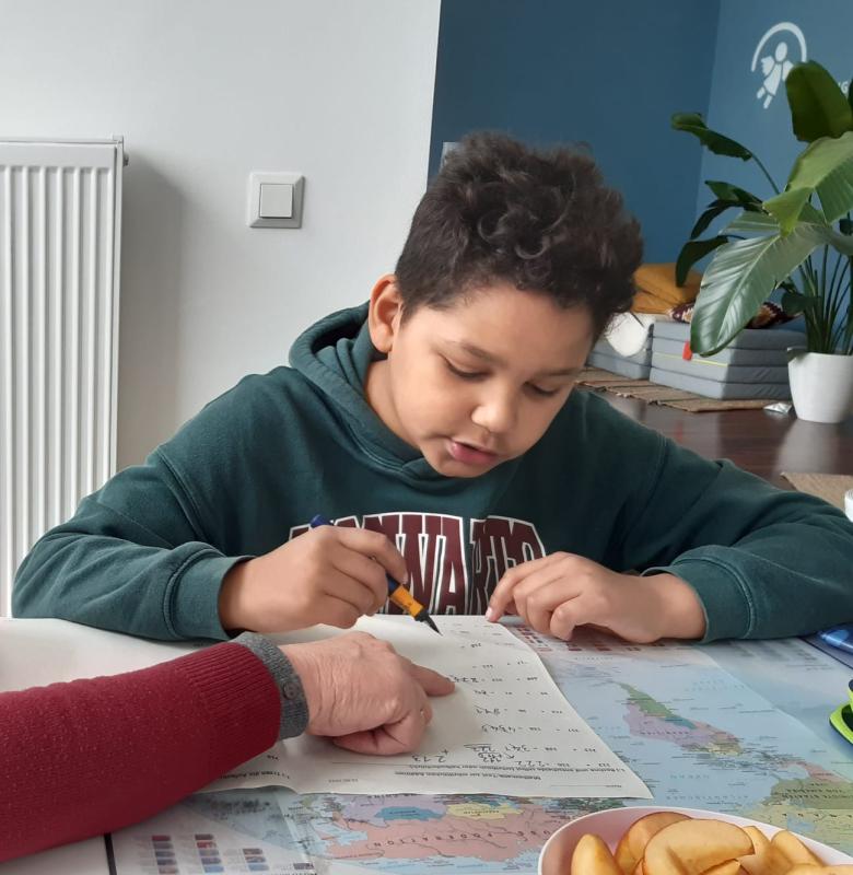 ein Junge bei der Nachhilfe
