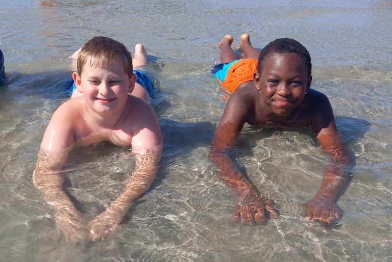 zwei Jungs im flachen Wasser an der Ostsee