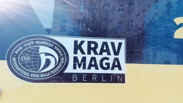 Schild mit Logo des KRAV MAGA BERLIN