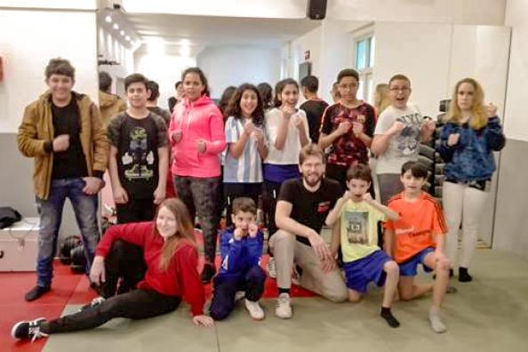 Gruppe mit Kindern und Betreuer