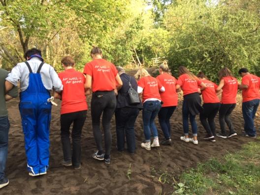 Menschenkette beim festtreten einer Sandfläche