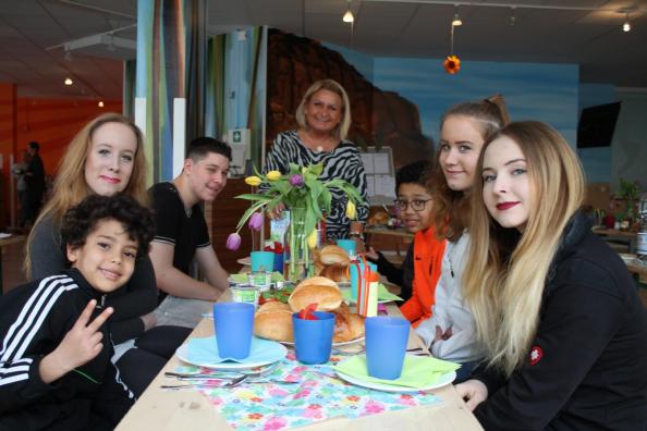 Kinder und Jugendliche am Tisch beim Osterbrunch