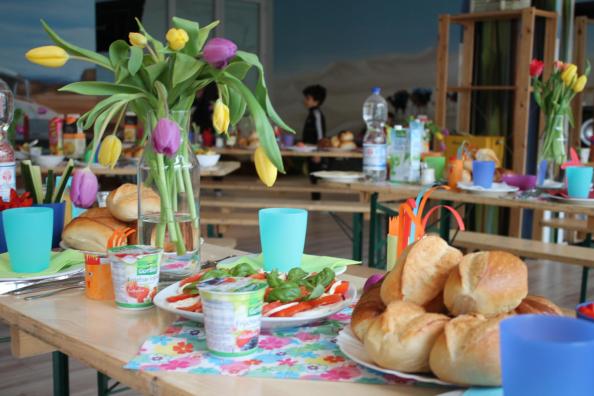 Brötchen und Aufschnitt auf dem Frühstückstisch