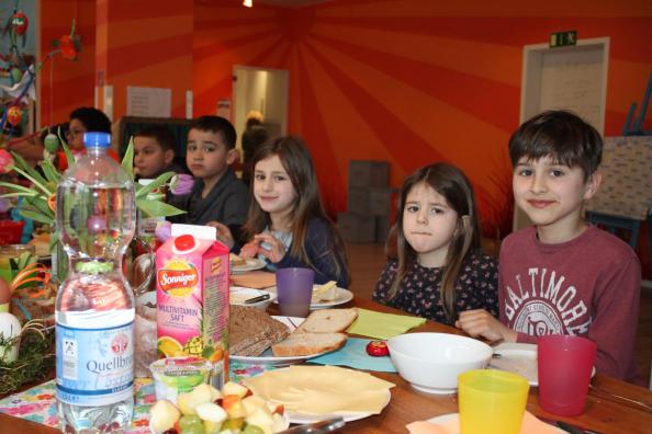 Kinder beim Frühstück