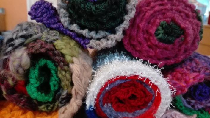 Schals auf einem Tisch