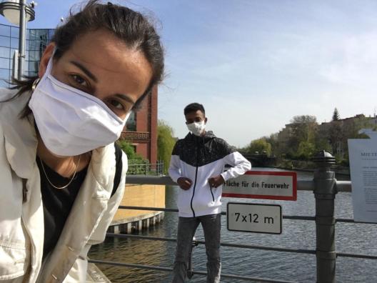 Betreuerin mit Maske bei einem Treffen mit Kind