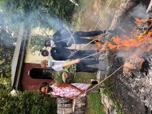 Kinder am Lagerfeuer