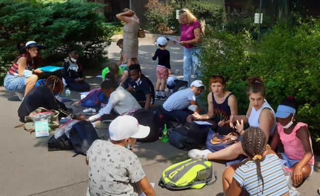 Kinder lösen Rätsel