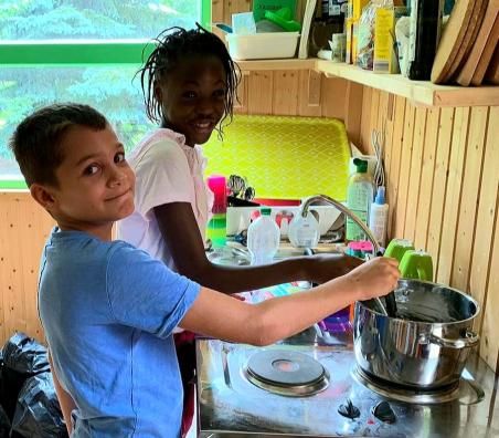 Kinder helfen beim Kochen