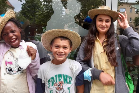 Kinder mit selbstgebastelten Hüten