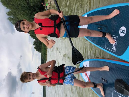 zwei Jungen auf einem SUP