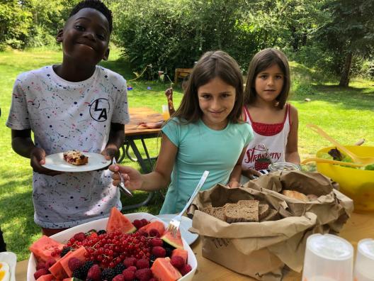Kinder an einem Buffet im Garten