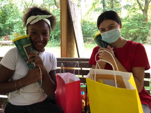 zwei Mädchen mit Zuckertüten