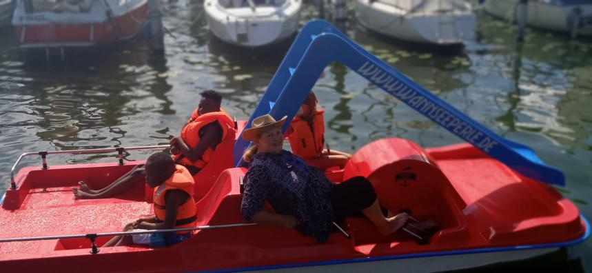 Familie auf einem Tretboot am Wannsee