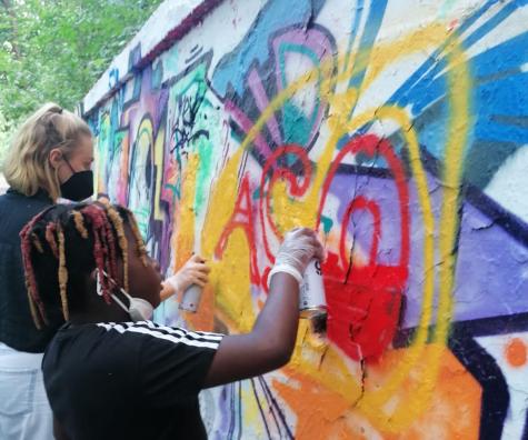 Kind an einer Graffity-Wand