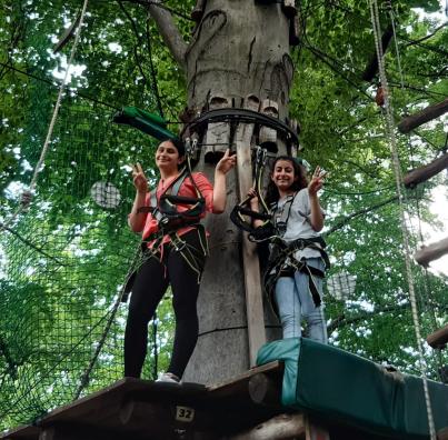 zwei Mädchen in einem Hochseilgarten
