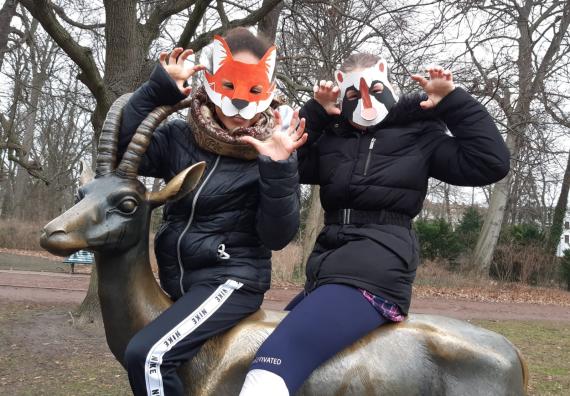 Kinder tragen selbstgemachte Tiermasken