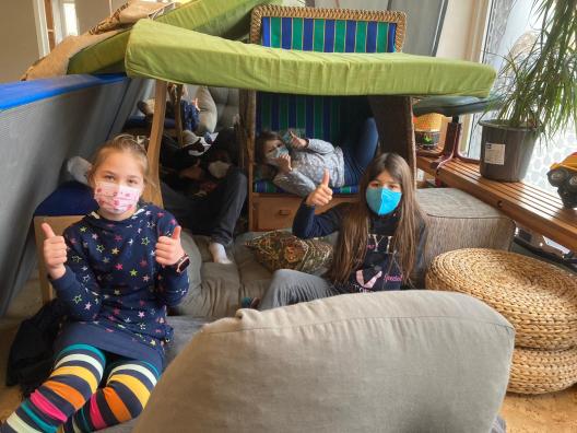 Kinder bauen eine Höhle aus Decken