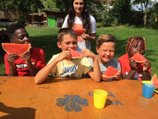 Kinder essen Wassermelone