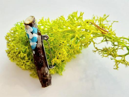selbstgemachte Brosche aus Naturmaterialien