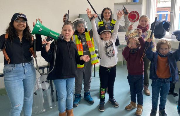 Kinder besichtigen eine Berliner Polizeistation