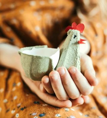 selbstgebasteltes Huhn aus Eierkarton