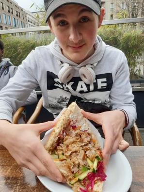 ein Junge isst einen Döner