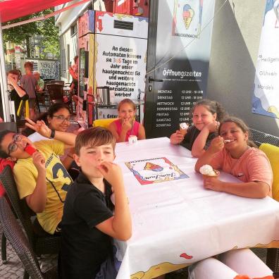 Kinder essen Eis