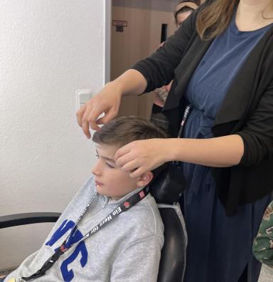 ein Junge in der Maske im Fernsehstudio
