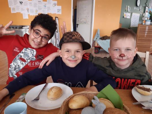 drei Jungs am Frühstückstisch im Schutzengel-Haus